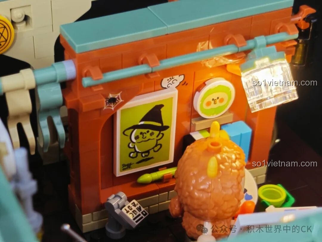 Mô hình Học Viện Phép Thuật BEBE TOP TOY hoàn chỉnh từ 3 lớp học TC2037, TC2038, TC2039, nhìn từ góc hơi nghiêng với đèn sáng.