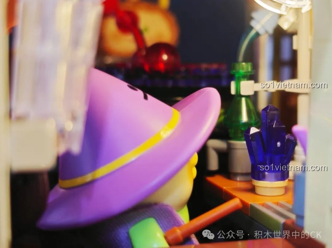 Chi tiết ban công với các chậu cây và biển hiệu 