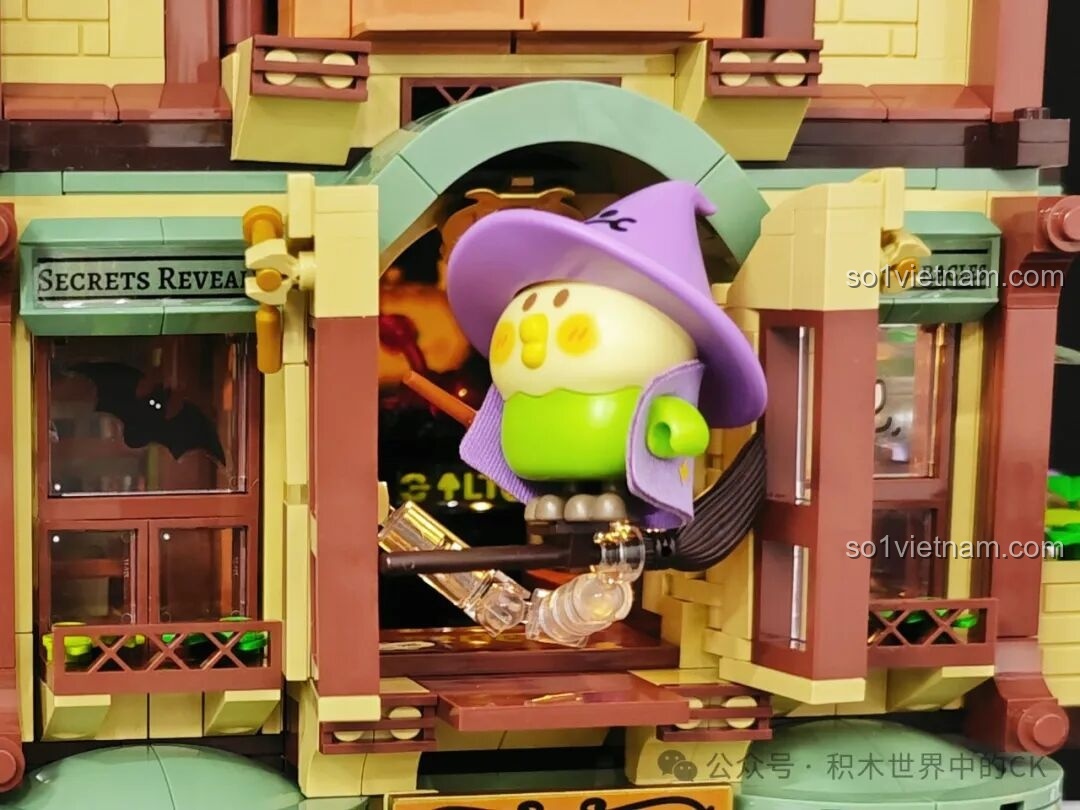 Chi tiết các bình thí nghiệm và mạng nhện trên ban công của Học Viện Phép Thuật BEBE TOP TOY, tạo không khí bí ẩn.