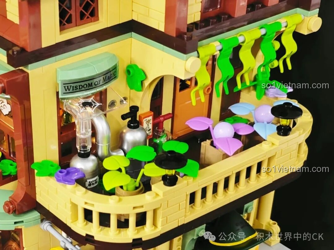 Chi tiết các dây leo xanh và chậu cây trên ban công của Học Viện Phép Thuật BEBE TOP TOY, tạo vẻ đẹp tự nhiên.