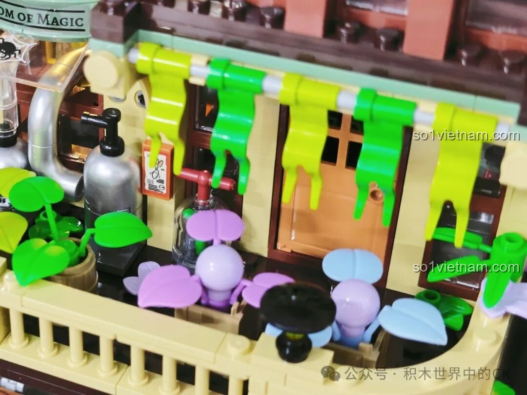 Chi tiết mái nhà và ống khói của Học Viện Phép Thuật BEBE TOP TOY, với các chi tiết mạng nhện và lá cây.