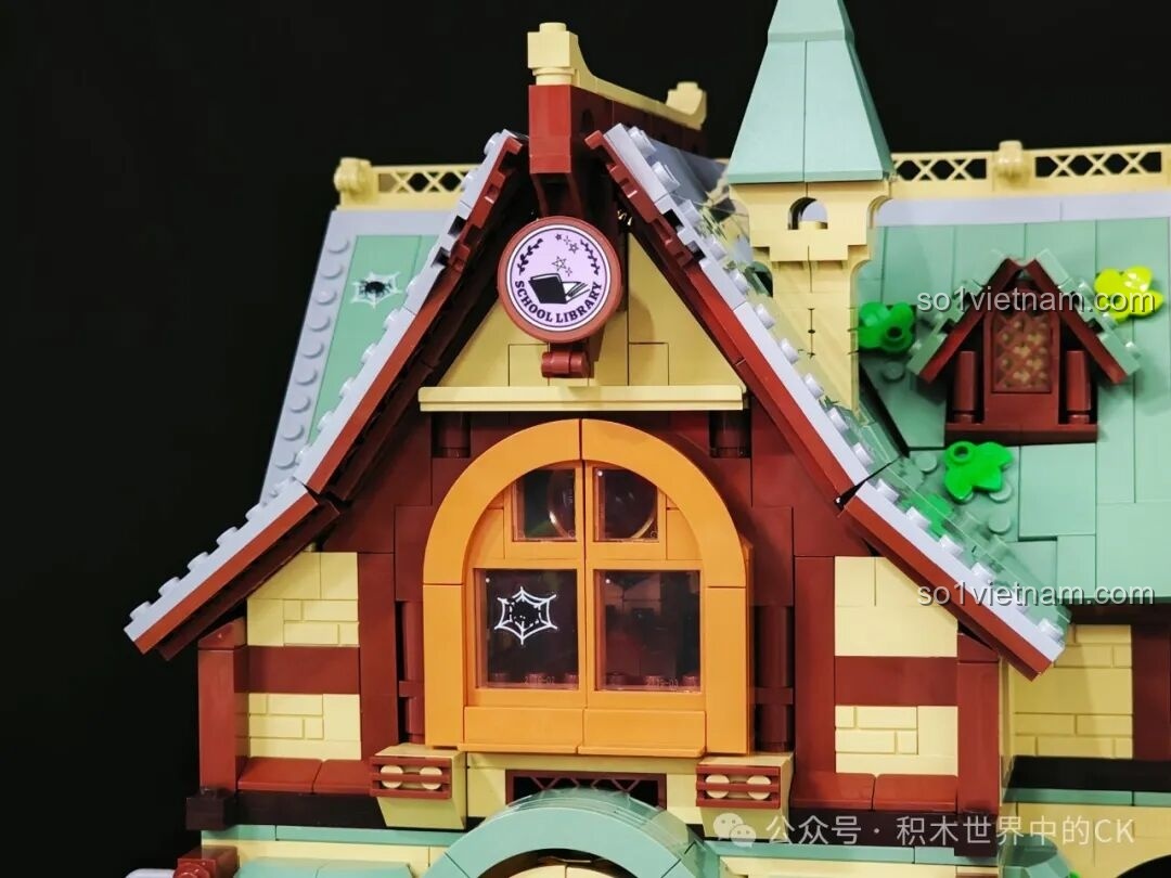 Chi tiết ban công và các dây leo xanh trên mái nhà của Học Viện Phép Thuật BEBE TOP TOY, tạo vẻ đẹp tự nhiên.