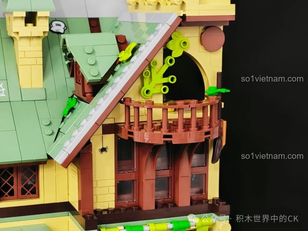 Chi tiết đỉnh tháp và chong chóng gió của Học Viện Phép Thuật BEBE TOP TOY, tạo điểm nhấn kiến trúc.