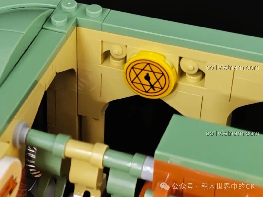 Mô hình Học Viện Phép Thuật BEBE TOP TOY hoàn chỉnh từ 3 lớp học TC2037, TC2038, TC2039, nhìn từ phía sau với đèn sáng.