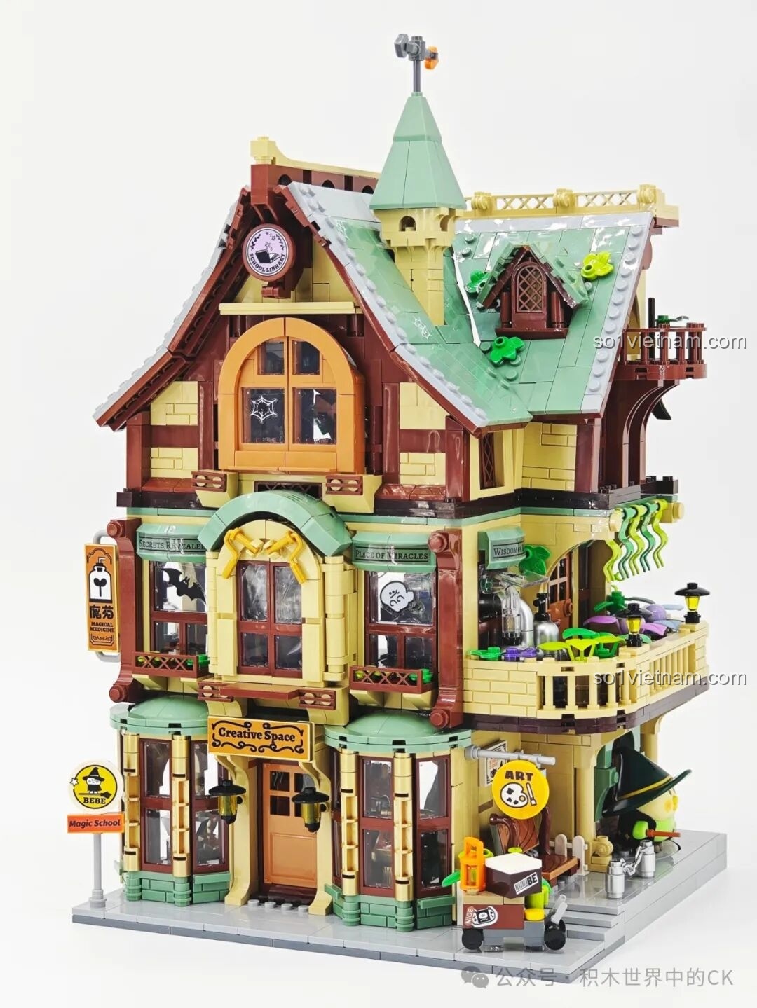 Mô hình Học Viện Phép Thuật BEBE TOP TOY hoàn chỉnh từ 3 lớp học TC2037, TC2038, TC2039, nhìn từ phía sau.