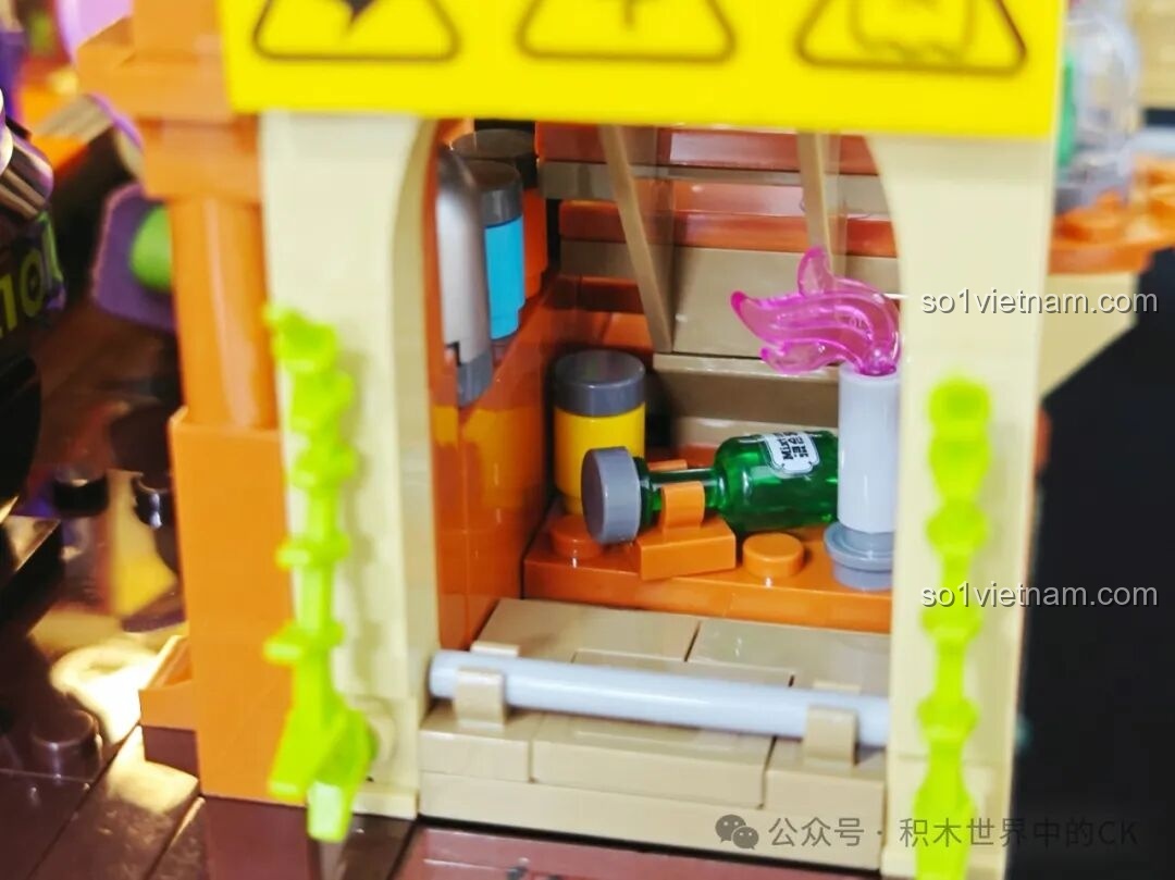 Nội thất bên trong Lớp Học Nghệ Thuật của Học Viện Phép Thuật BEBE TOP TOY, với giá vẽ, bảng màu và nhân vật.