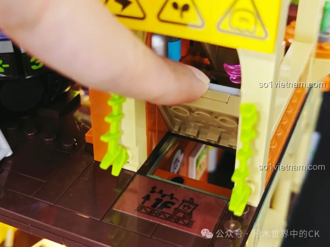 Chi tiết đài phun nước nhỏ và các bức tranh treo tường trong Lớp Học Nghệ Thuật.