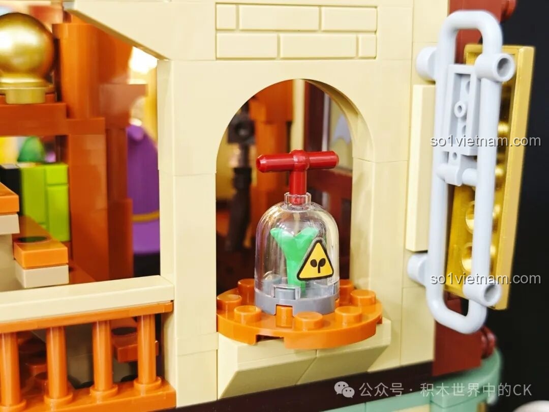 Chi tiết các bức tranh treo tường và radio cổ điển trong Lớp Học Nghệ Thuật.