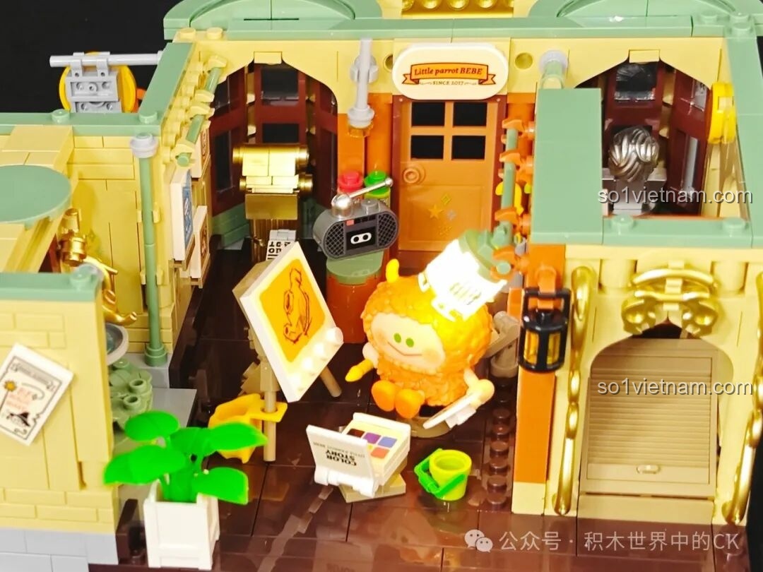 Chi tiết nhân vật Sinh Vật Lông Xù đang vẽ tranh và bảng màu mở trong Lớp Học Nghệ Thuật.