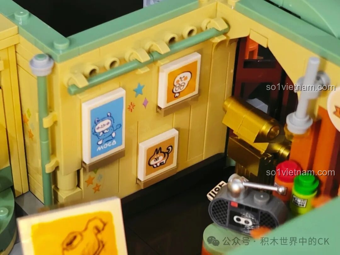 Chi tiết bức tranh BEBE Phù Thủy và các vật dụng trang trí trên tường trong Lớp Học Nghệ Thuật.