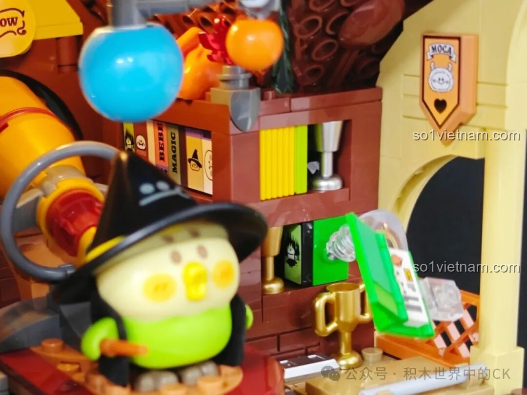 Nội thất bên trong Lớp Học Pha Chế Thuốc của Học Viện Phép Thuật BEBE TOP TOY, với vạc, lọ thuốc và nhân vật.