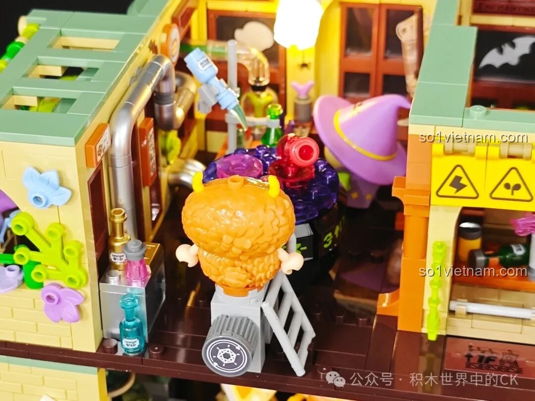 Chi tiết các lọ thuốc đủ màu sắc và bình thí nghiệm trong Lớp Học Pha Chế Thuốc.