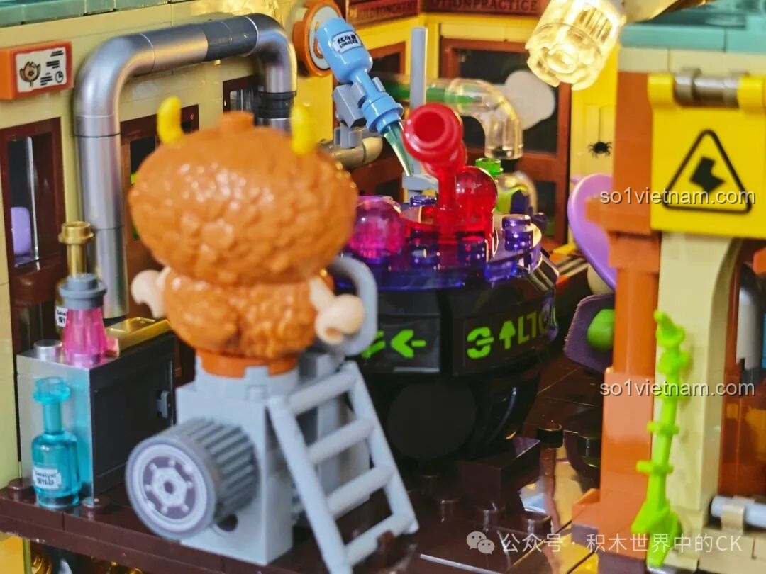 Chi tiết thiết bị pha chế phức tạp với ống dẫn và đèn chiếu sáng trong Lớp Học Pha Chế Thuốc.