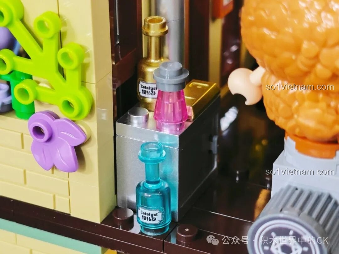 Chi tiết kệ đựng sách và các lọ thuốc trên cao trong Lớp Học Pha Chế Thuốc.