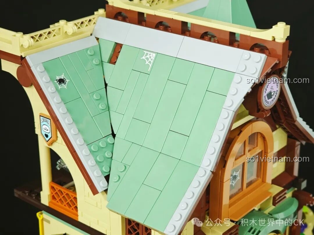 Nội thất bên trong Thư Viện Kỳ Ảo của Học Viện Phép Thuật BEBE TOP TOY, với kệ sách, bàn học và nhân vật.