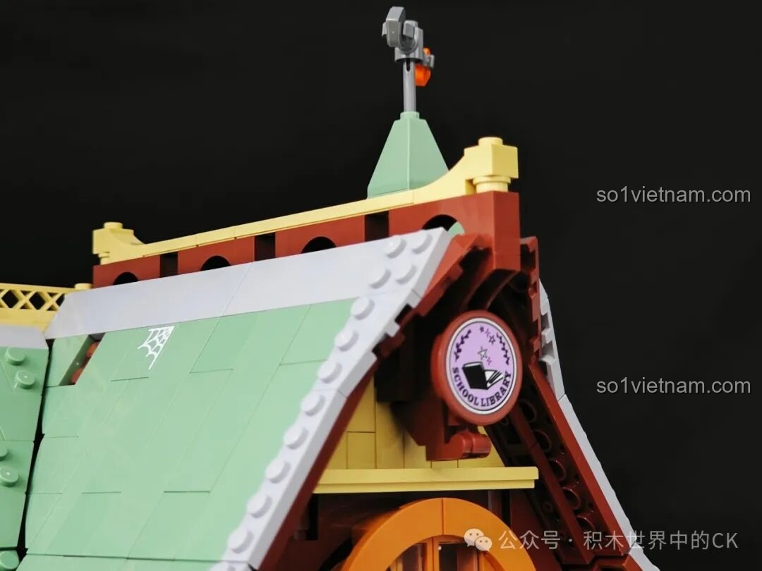 Chi tiết nhân vật Sinh Vật Lông Xù ngồi đọc sách và điện thoại cổ điển trong Thư Viện Kỳ Ảo.