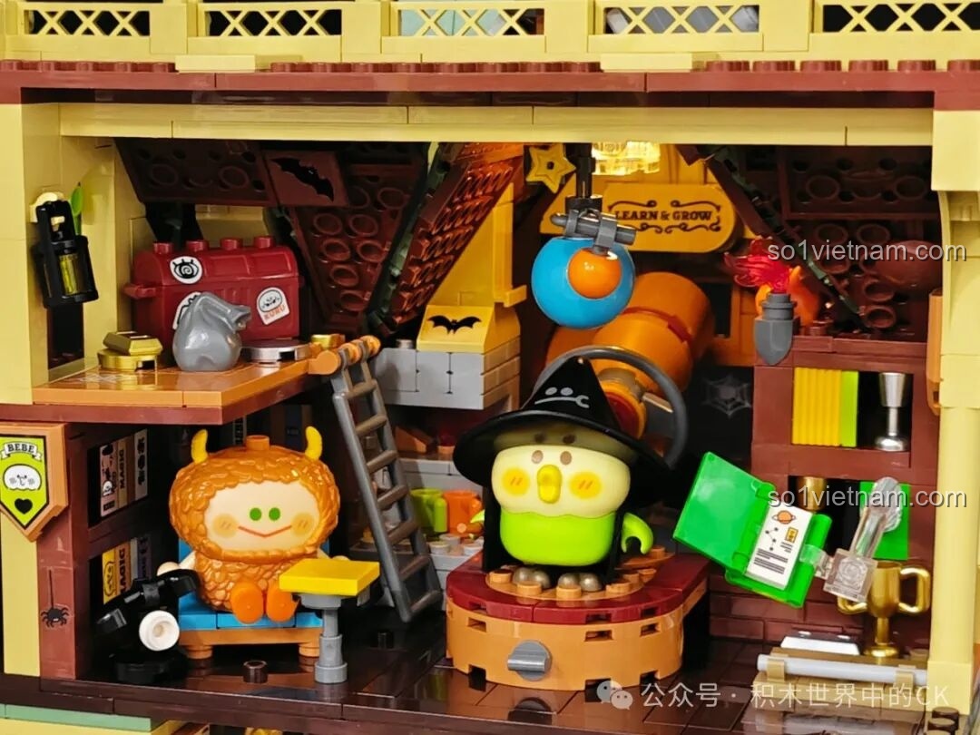 Chi tiết rương kho báu và đèn lồng trong Thư Viện Kỳ Ảo của Học Viện Phép Thuật BEBE TOP TOY.