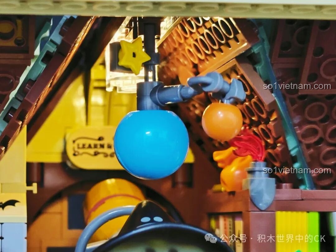 Chi tiết kệ sách và cúp vàng trong Thư Viện Kỳ Ảo của Học Viện Phép Thuật BEBE TOP TOY.