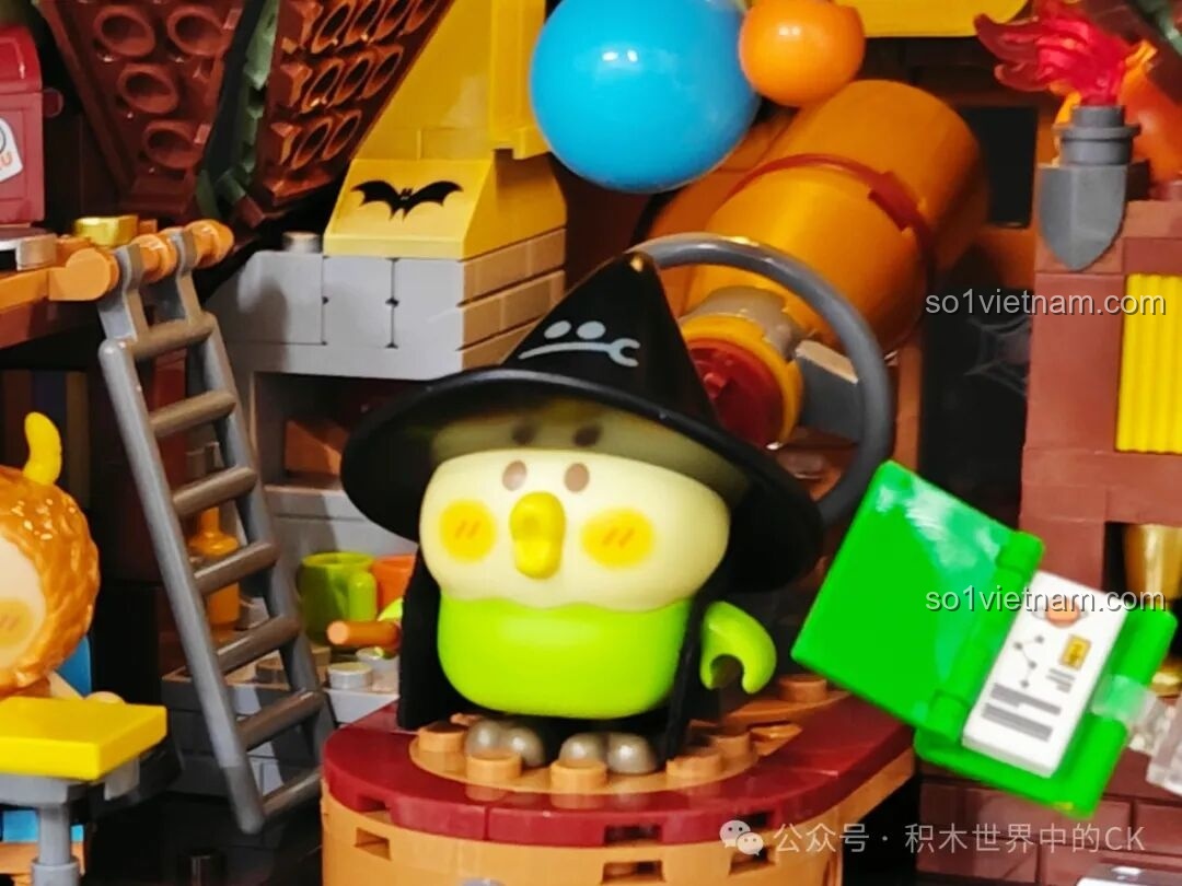 Chi tiết cuốn sách phép thuật đang mở trong Thư Viện Kỳ Ảo của Học Viện Phép Thuật BEBE TOP TOY.