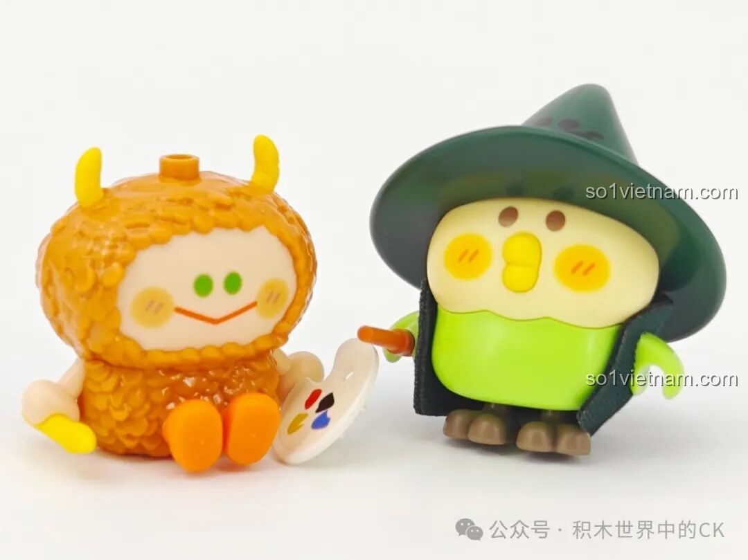 Hai minifigures Vẹt BEBE Phù Thủy và Sinh Vật Lông Xù của Lớp Học Nghệ Thuật TC2037, với phụ kiện bảng màu và cọ vẽ.