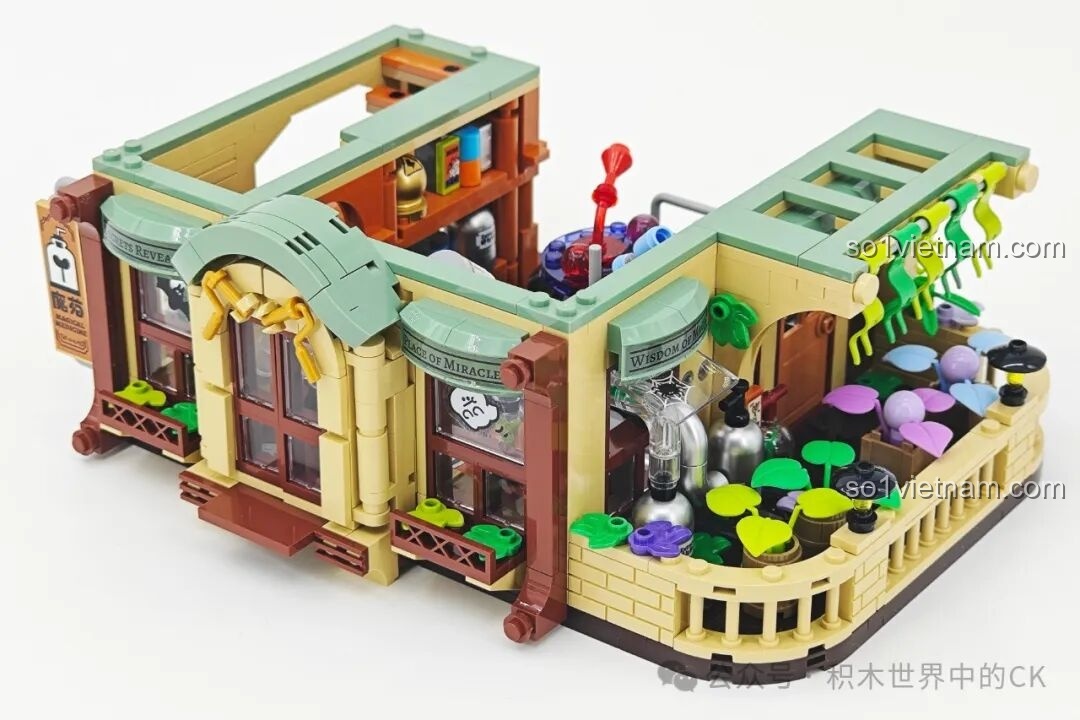 Mô hình Lớp Học Pha Chế Thuốc TC2038 của Học Viện Phép Thuật BEBE TOP TOY đã hoàn thành, với các lọ thuốc, bình thí nghiệm và ban công.