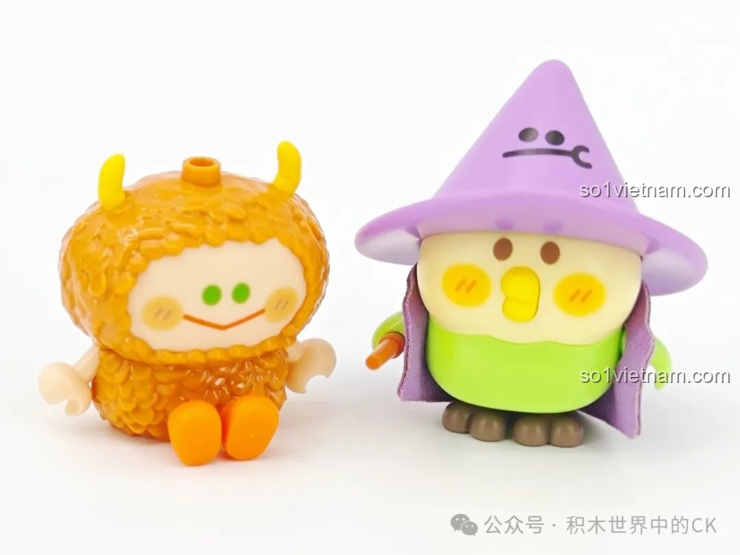 Hai minifigures Vẹt BEBE Phù Thủy và Sinh Vật Lông Xù của Lớp Học Pha Chế Thuốc TC2038, với mũ phù thủy màu tím và cây đũa phép.