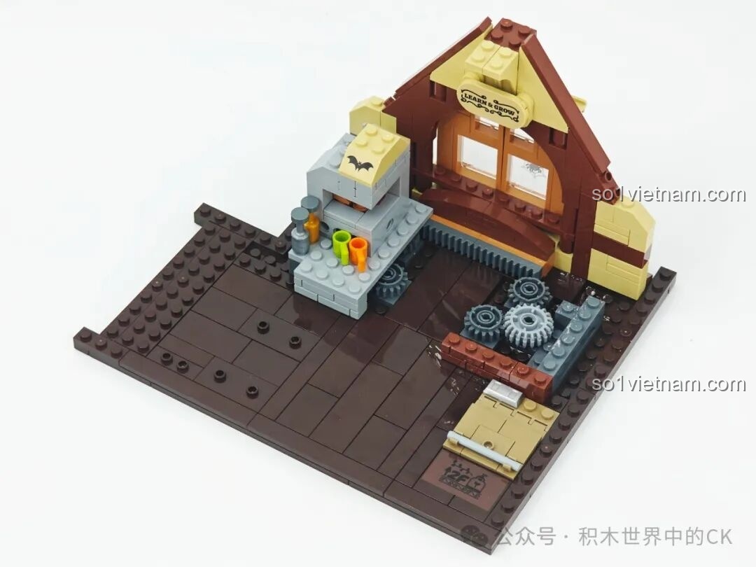 Hai minifigures Vẹt BEBE Phù Thủy và Sinh Vật Lông Xù của Thư Viện Kỳ Ảo TC2039, với mũ phù thủy đen và kính lúp.