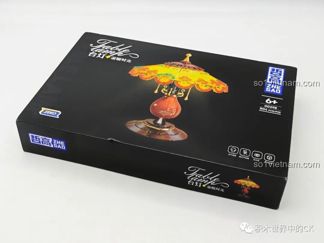 Hộp sản phẩm bộ lắp ghép Đèn Bàn Cổ Điển ZHEGAO 00398 màu đen sang trọng, hiển thị hình ảnh chiếc đèn đã lắp ráp và thông tin cơ bản.