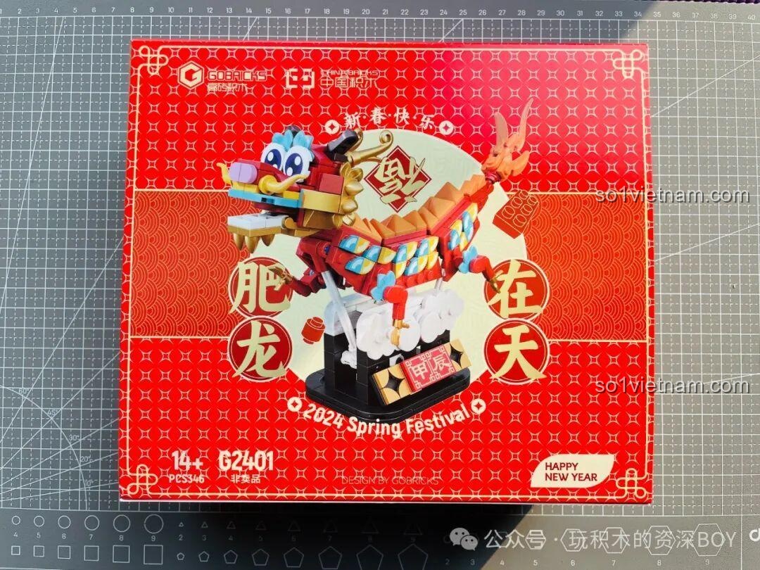 Hộp sản phẩm đồ chơi lắp ráp Rồng Béo Trên Trời Gobricks G2401 màu đỏ rực rỡ, in hình mô hình rồng hoàn chỉnh.