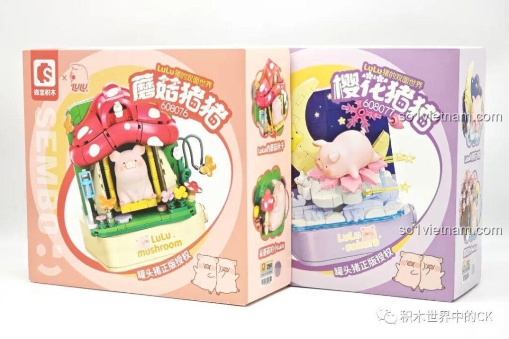 Hai hộp đồ chơi lắp ghép Sembo Thế Giới Hai Mặt Của Heo LuLu: Heo Nấm 608076 và Heo Anh Đào 608077 đặt cạnh nhau.