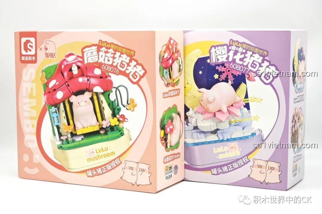 Hai hộp đồ chơi lắp ghép Sembo Thế Giới Hai Mặt Của Heo LuLu: Heo Nấm 608076 và Heo Anh Đào 608077 đặt cạnh nhau.