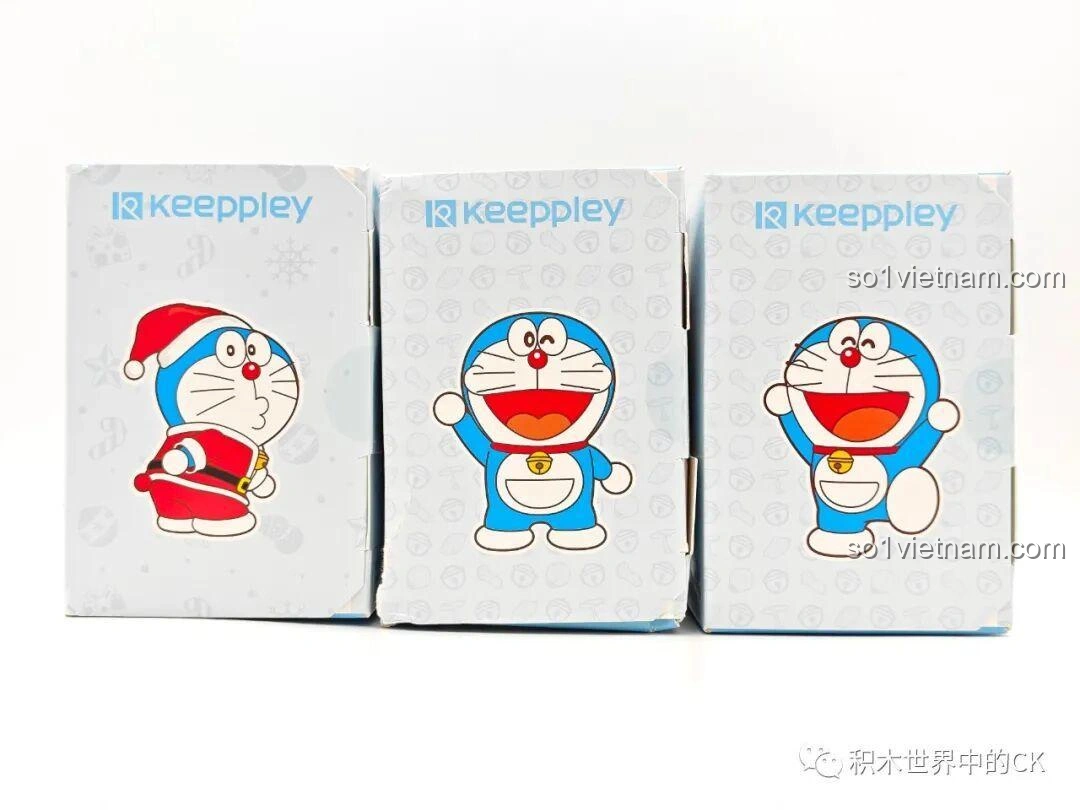 Mặt sau của ba hộp đồ chơi lắp ráp Doraemon Keeppley, thể hiện hình ảnh Doraemon trong các tư thế khác nhau, gợi ý về sự đa dạng của bộ figure Keeppley 20416 và các phiên bản khác.