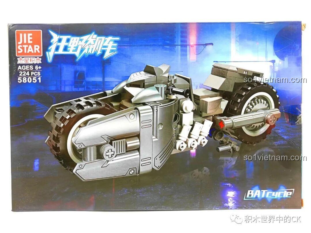 Mặt trước hộp bộ lắp ráp JIESTAR 58051 Xe Mô tô Dơi Batcycle với hình ảnh sản phẩm hầm hố, phù hợp cho bé trai 6 tuổi.