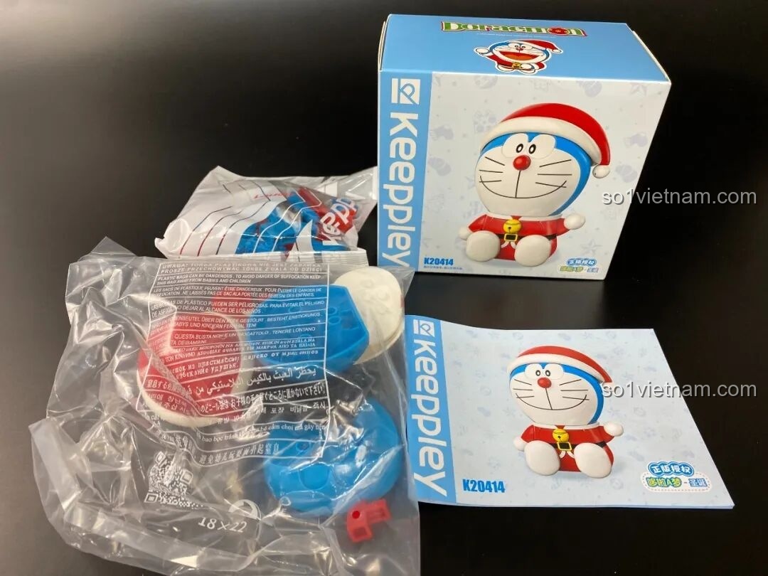 Mặt trước hộp bộ lắp ráp Keeppley Doraemon phiên bản Giáng Sinh, mã K20414, với Doraemon mặc đồ Noel.