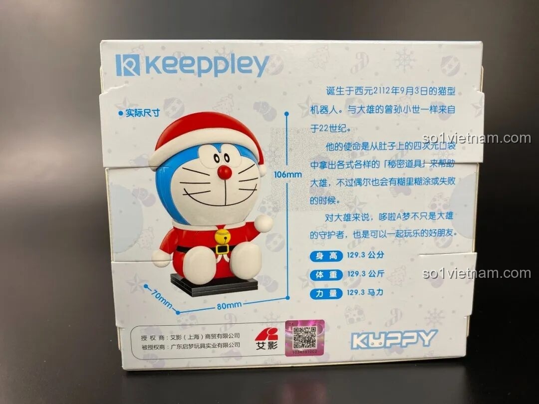 Hộp của bộ lắp ráp Keeppley Doraemon phiên bản Giáng Sinh K20414, với hình ảnh Doraemon mặc đồ ông già Noel.