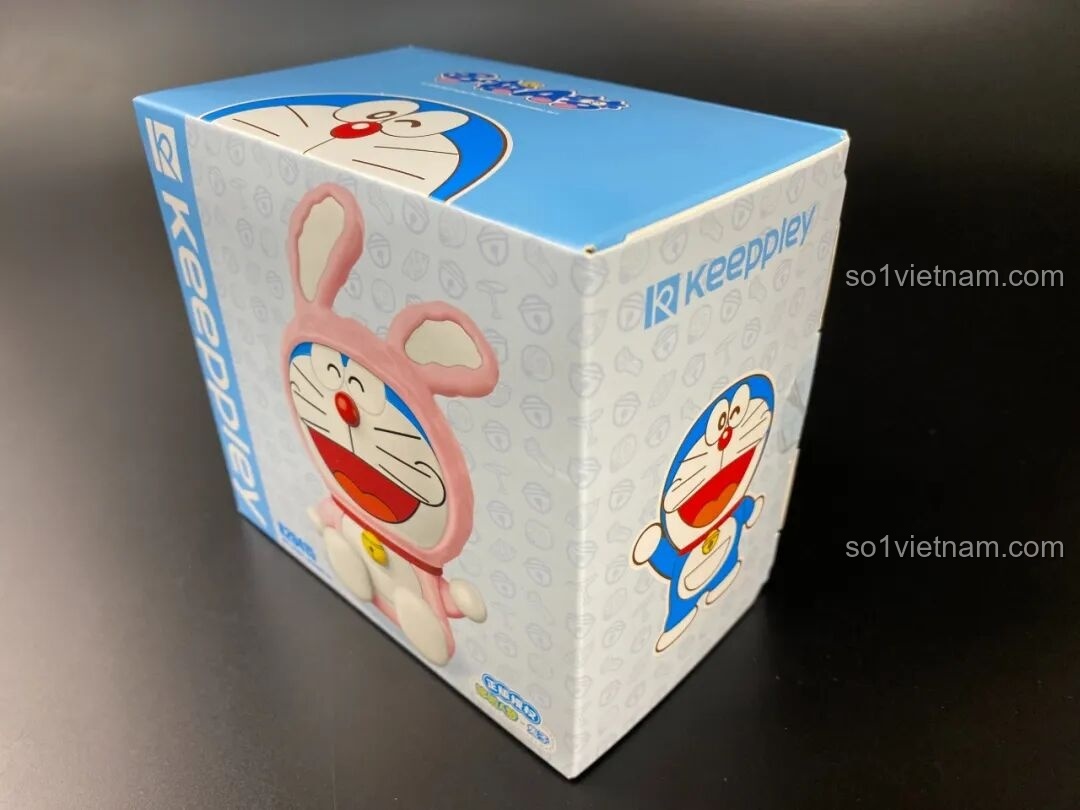 Mặt trước hộp bộ lắp ráp Keeppley Doraemon phiên bản Thỏ Hồng, mã K20415, với tạo hình mũm mĩm.