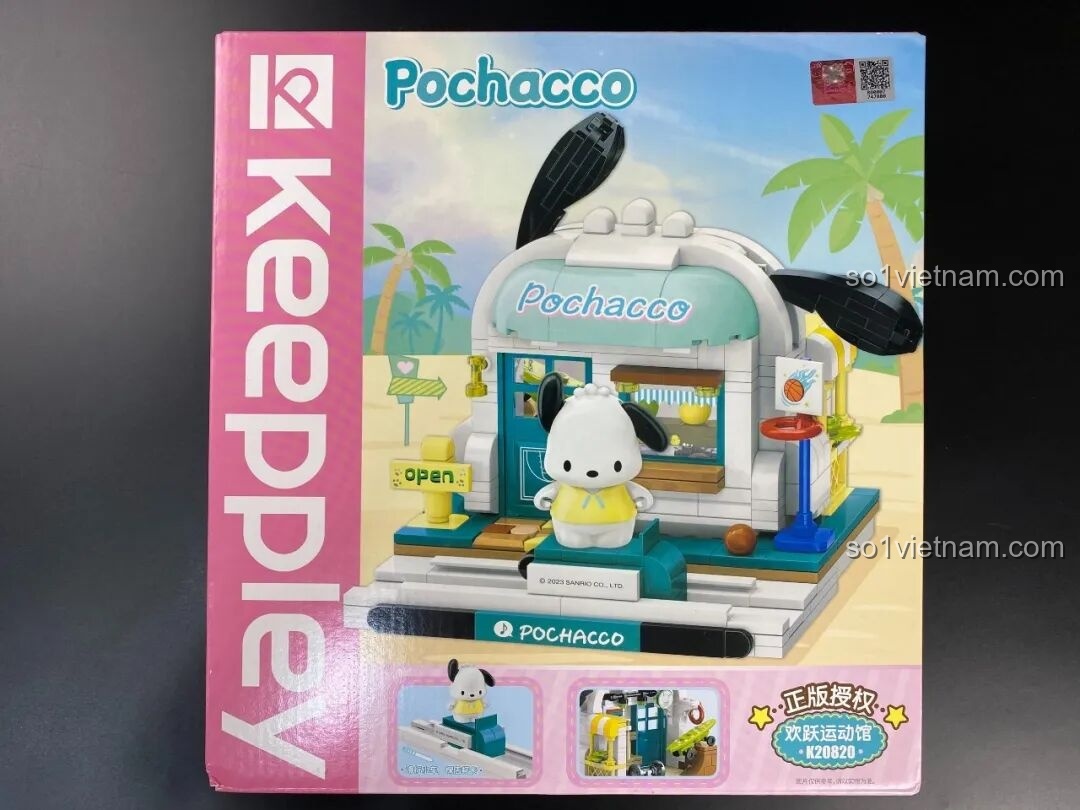 Mặt trước hộp bộ lắp ráp Chú chó Pochacco Keeppley K20820 chủ đề nhà thi đấu thể thao với màu hồng xinh xắn.