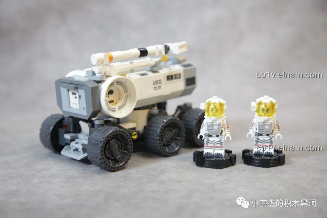 Hộp bộ lắp ghép SEMBO 107107 Xe Vận Tải Mặt Trăng từ phim Lưu Lạc Địa Cầu 2, thiết kế hấp dẫn.