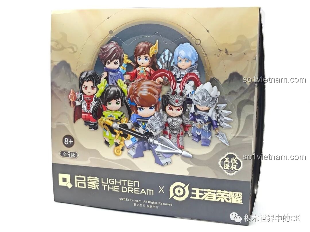 Mặt trước hộp lớn của bộ đồ chơi Qman 78002 Hộp Mù Minifigure Vương Giả Vinh Diệu, hiển thị hình ảnh 9 vị tướng chibi.