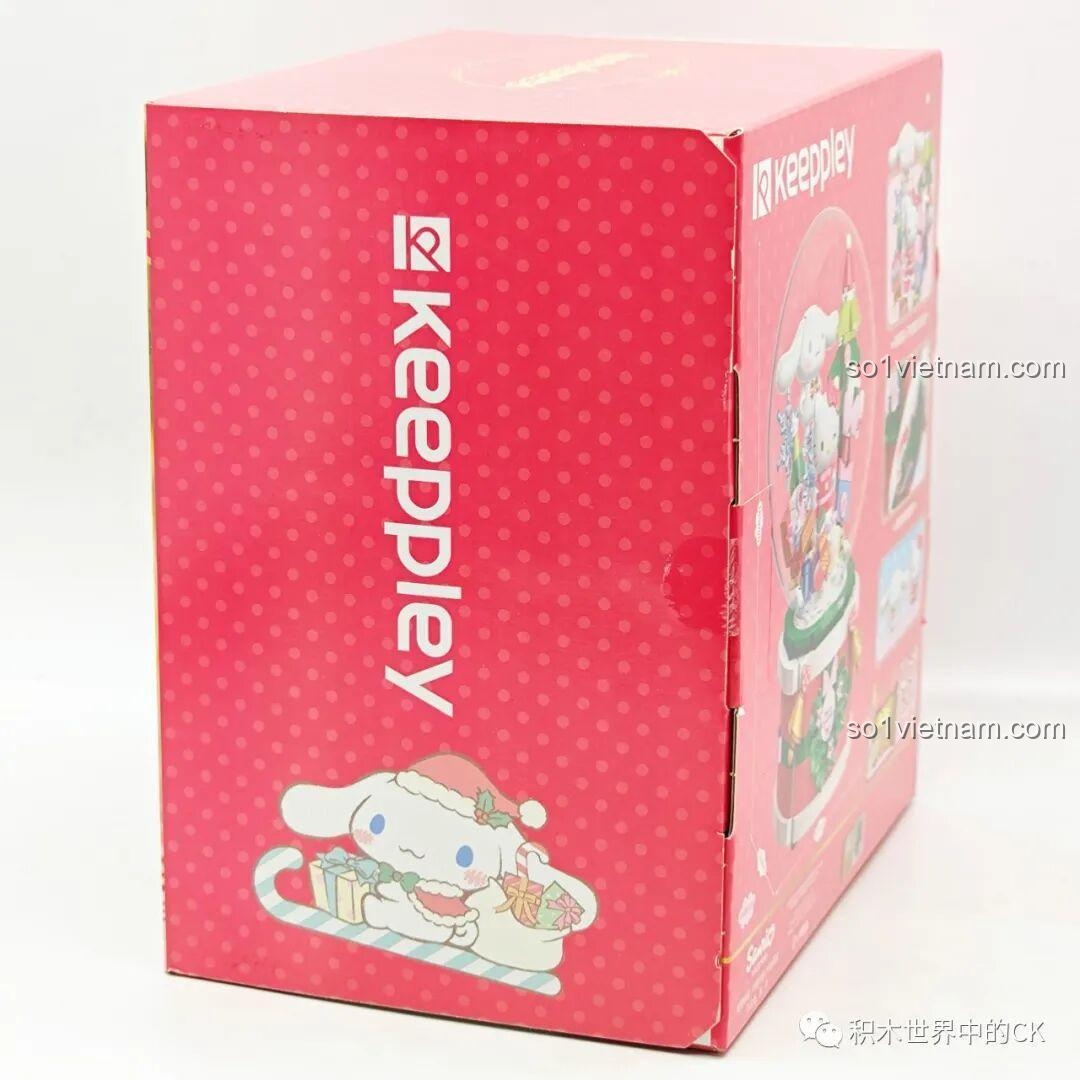 Cạnh hộp Hộp Nhạc Giáng Sinh Ước Nguyện Sanrio Characters K20836 Keeppley với hình Cinnamoroll trên xe trượt tuyết.