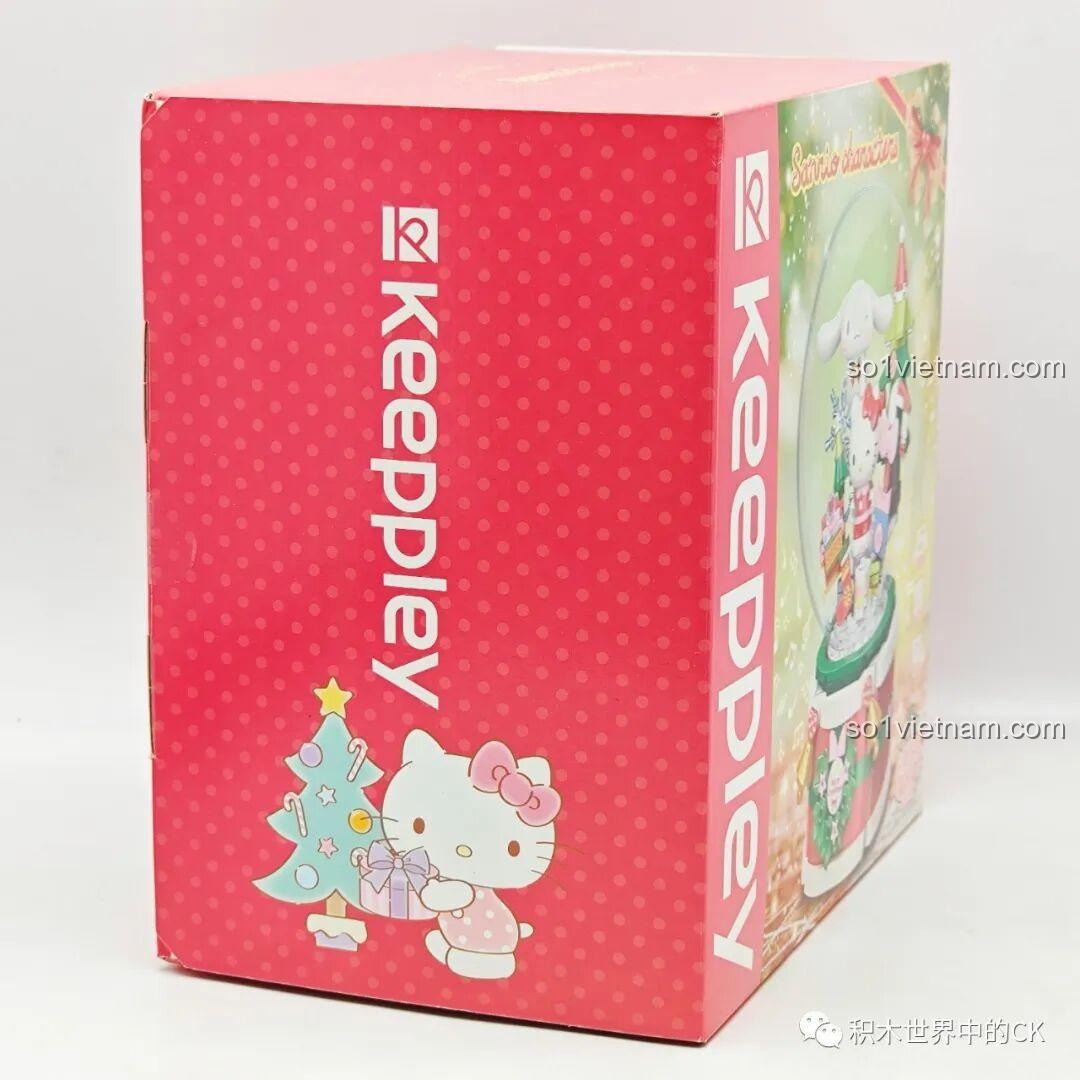 Cạnh hộp Hộp Nhạc Giáng Sinh Ước Nguyện Sanrio Characters K20836 Keeppley với hình Hello Kitty và cây thông Noel.