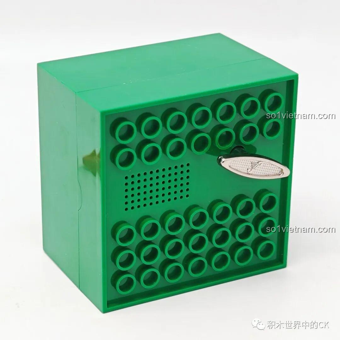 Mặt sau của cơ chế hộp nhạc màu xanh lá cây của Hộp Nhạc Giáng Sinh Ước Nguyện Sanrio Characters K20836 Keeppley với khóa vặn.