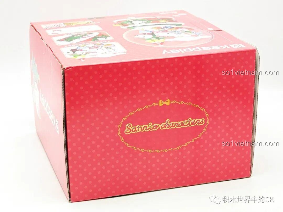 Mặt trên hộp Hộp Nhạc Giáng Sinh Ước Nguyện Sanrio Characters K20836 Keeppley với logo Sanrio Characters.