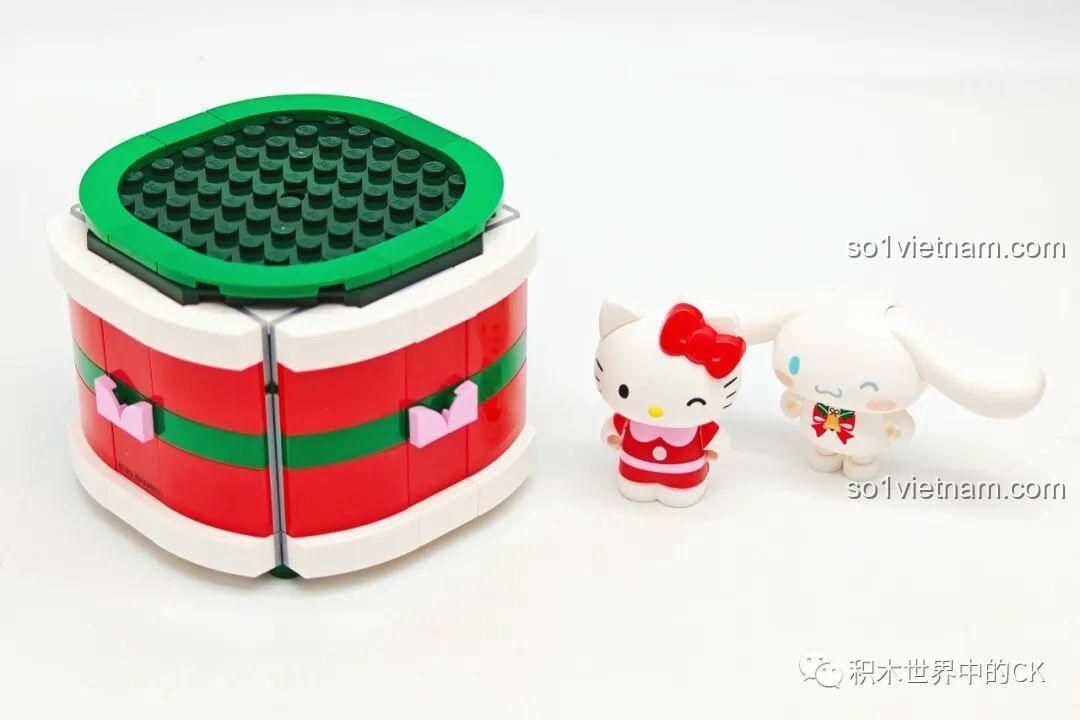 Phần đế cơ bản và hai minifigures Hello Kitty, Cinnamoroll của Hộp Nhạc Giáng Sinh Ước Nguyện Sanrio Characters K20836.