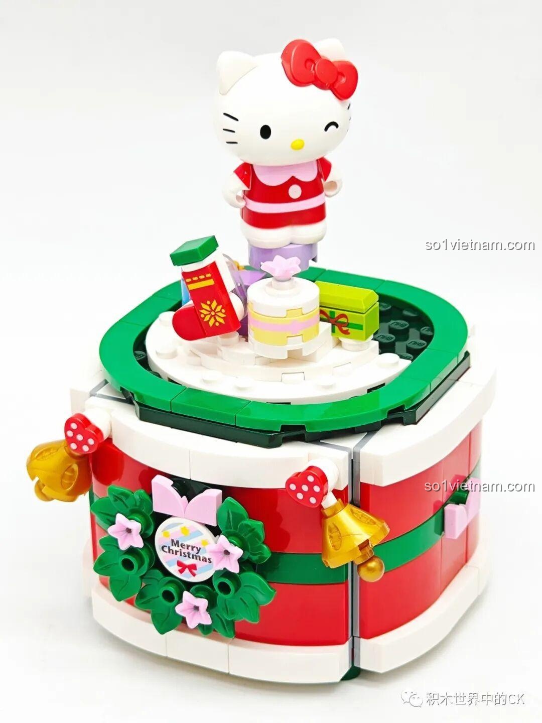 Phần đế của Hộp Nhạc Giáng Sinh Ước Nguyện Sanrio Characters K20836 Keeppley với các chi tiết trang trí Giáng Sinh.