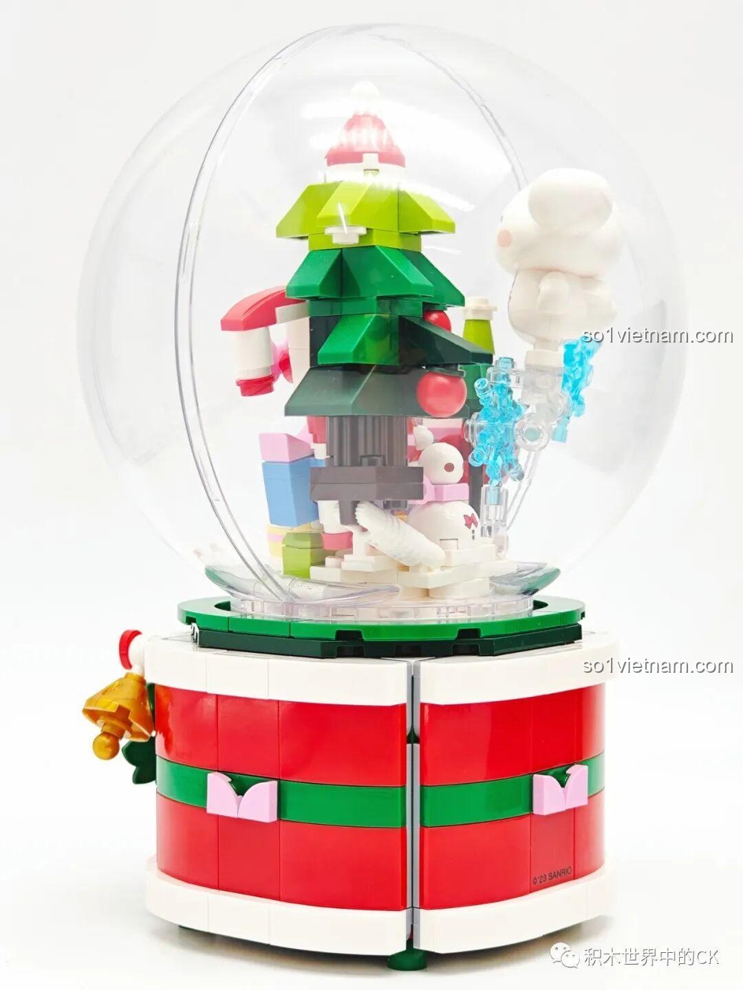 Hộp Nhạc Giáng Sinh Ước Nguyện Sanrio Characters K20836 Keeppley hoàn chỉnh với vòm trong suốt, nhìn từ một bên.