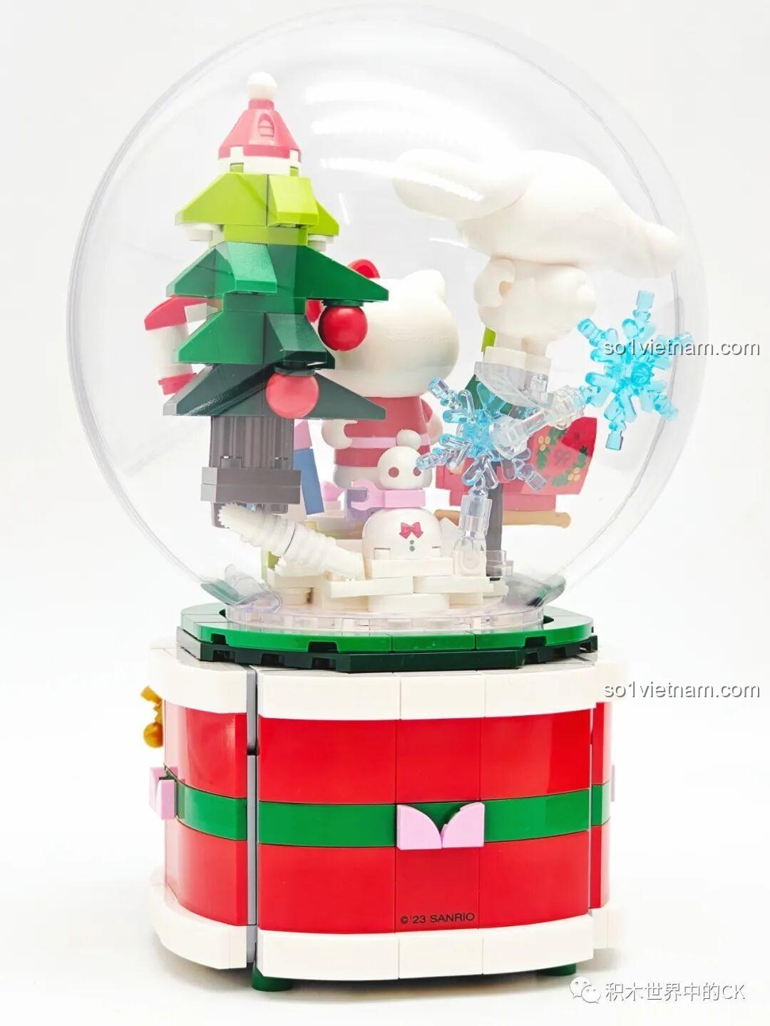 Hộp Nhạc Giáng Sinh Ước Nguyện Sanrio Characters K20836 Keeppley hoàn chỉnh với vòm trong suốt, nhìn từ phía sau.