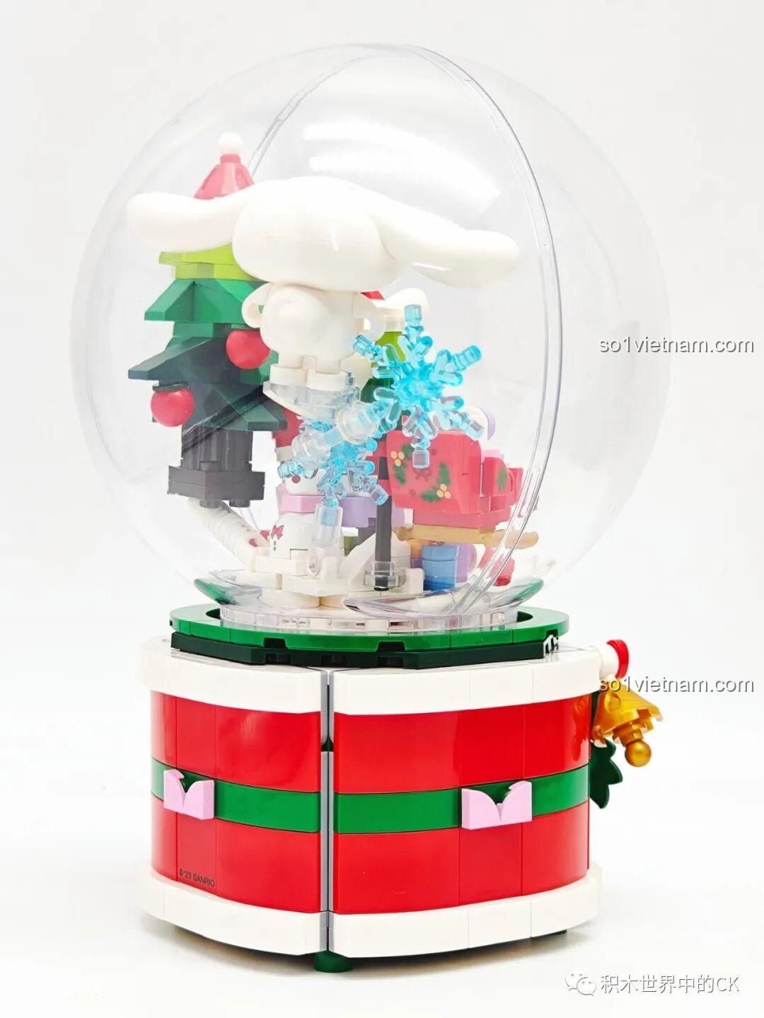 Hộp Nhạc Giáng Sinh Ước Nguyện Sanrio Characters K20836 Keeppley hoàn chỉnh với vòm trong suốt, nhìn từ một góc khác.