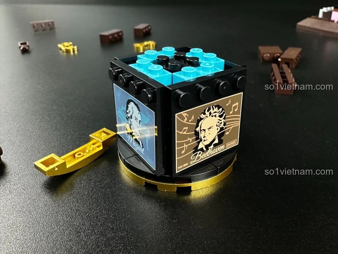 Hộp nhạc mini được tạo thành từ các mảnh ghép in hình nhạc sĩ bên trong bộ Pantasy Gramophone 85009, một chi tiết độc đáo của mô hình.