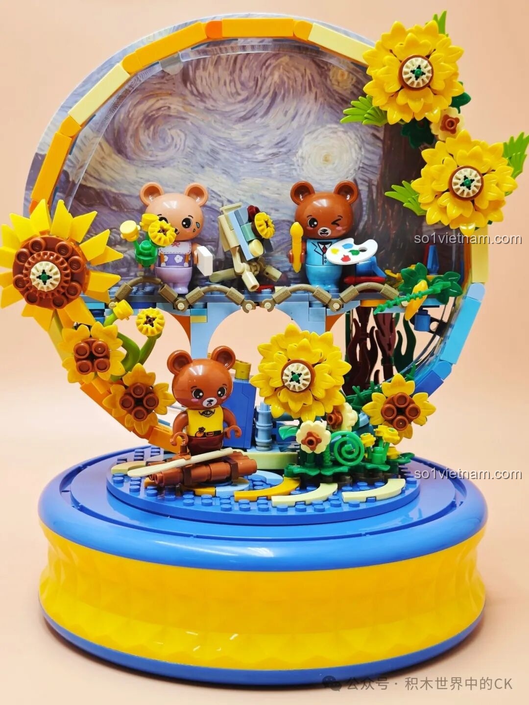 Cận cảnh chú gấu minifigure đang cầm cọ vẽ và bảng màu